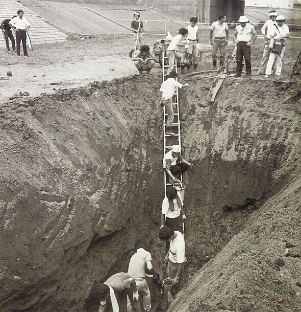 A collective of people searching for remains of Koreans massacred after the Great Kanto Earthquake began digging near Arakawa in September 1982 based on witness testimony, but were unable to find any remains. The next year, in 1983, the group discovered newspaper articles stating that the police had already moved and hidden the remains in November 1923. (courtesy of Bae So, a Zainichi Korean photographer)