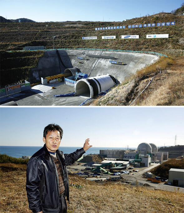 방폐장 입구 모습. 완공되면 왼쪽 ‘운영 동굴’을 통해 폐기물을 운반하게 된다(위). 방폐장 공사 현장 안에 살고 있는 봉길리 이장 최병천씨가 공사 현장 너머로 보이는 신월성 1·2호기를 가리키고 있다. 김명진 기자