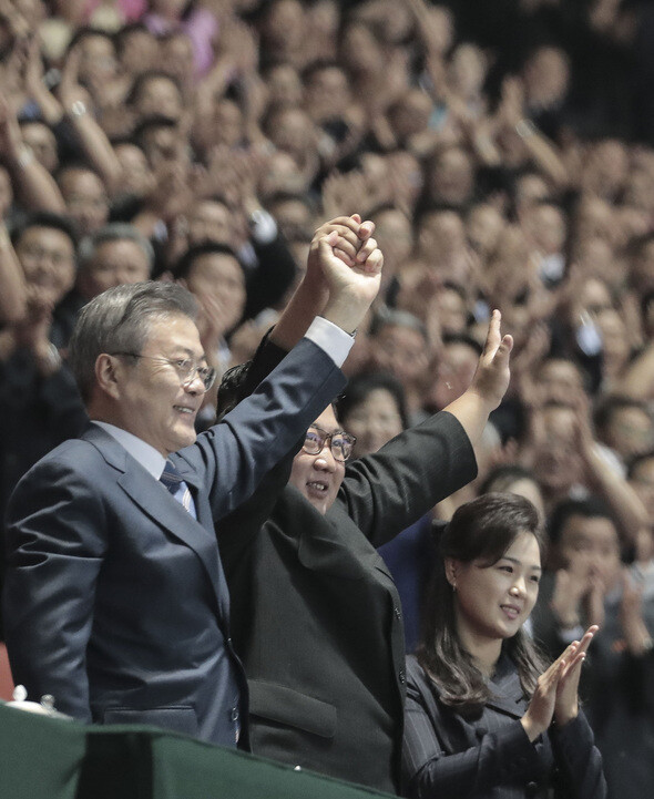 South Korean President Moon Jae-in waves to a crowd of North Koreans at the Rungrado 1st of May Stadium in Pyongyang on Sept. 19. (photo pool)