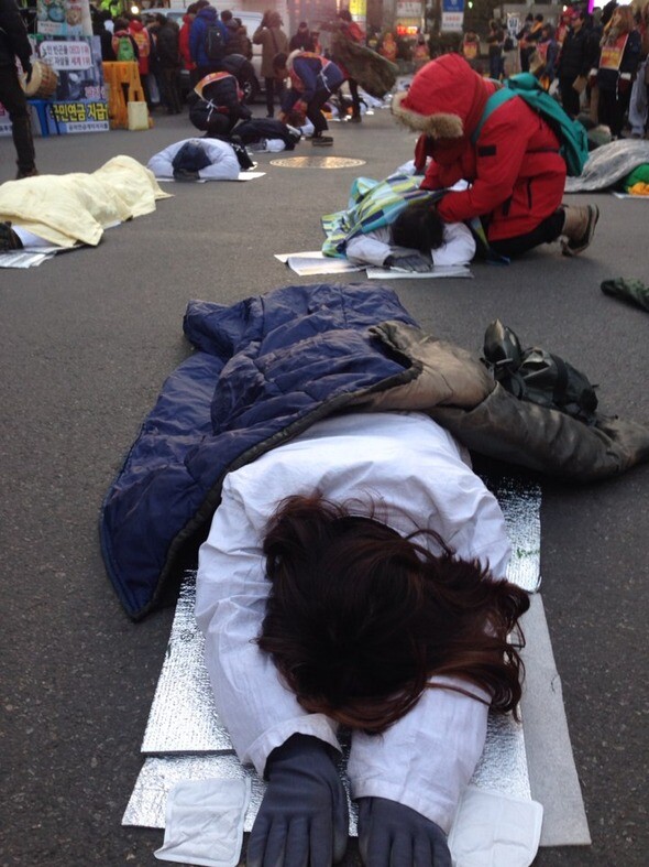 쌍용차 해고자 복직 요구하는‘정리해고-비정규직법제도 전면폐기를 위한 행진단’이 오체투지를 이어가고 있다. 한겨레21 박승화