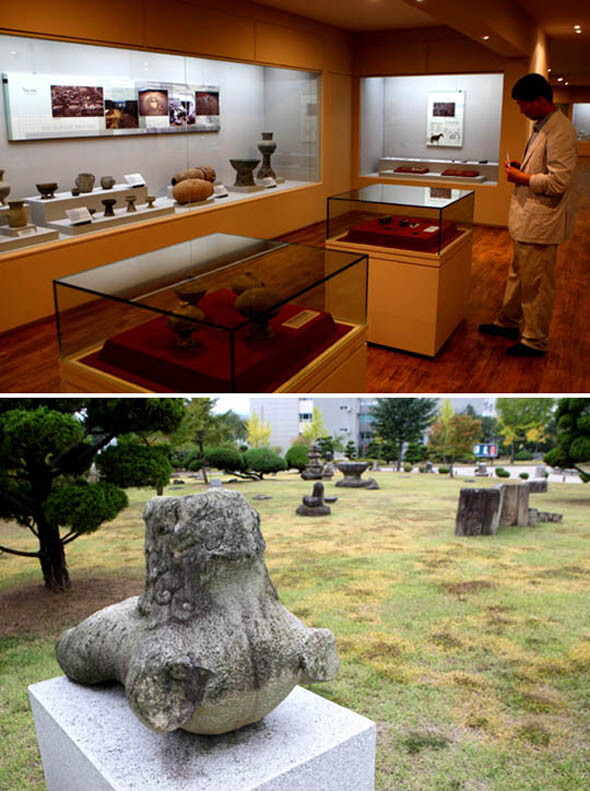 박물관에서 창을 통해 고려 유학자 우탁을 기리는 역동서원을 볼 수 있다.