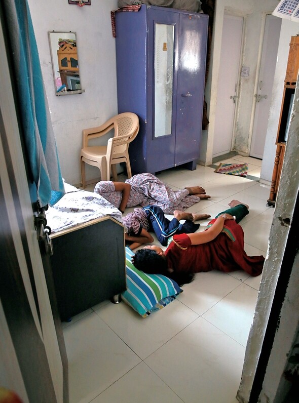 하우징포올 프로젝트가 아마다바드에 지은 ‘우망 나롤’ 아파트에서 한 가족이 누워 쉬고 있다