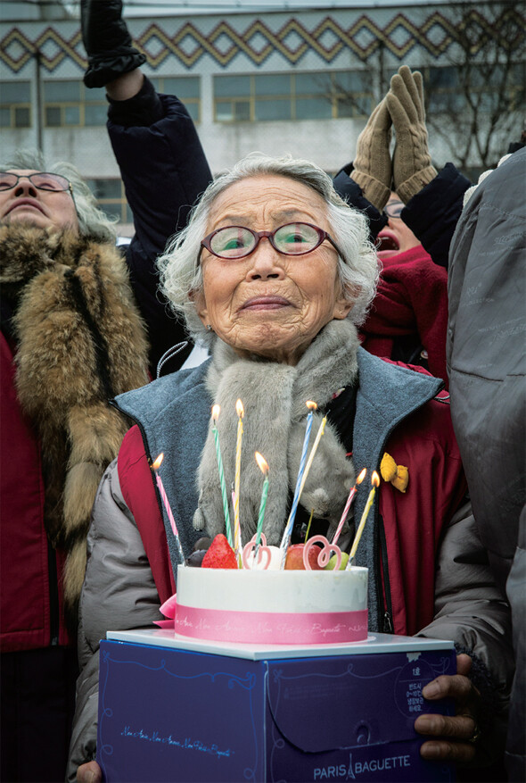 할매들이 구미 스타케미칼을 찾은 날은 굴뚝 농성 중인 차광호씨의 생일이었다.