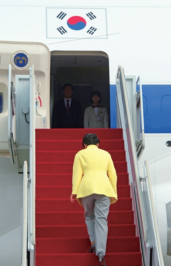 3월1일 박근혜 대통령이 중동 4개국 순방을 위해 경기도 성남 서울공항에서 비행기에 올라타고 있다. 청와대사진기자단
