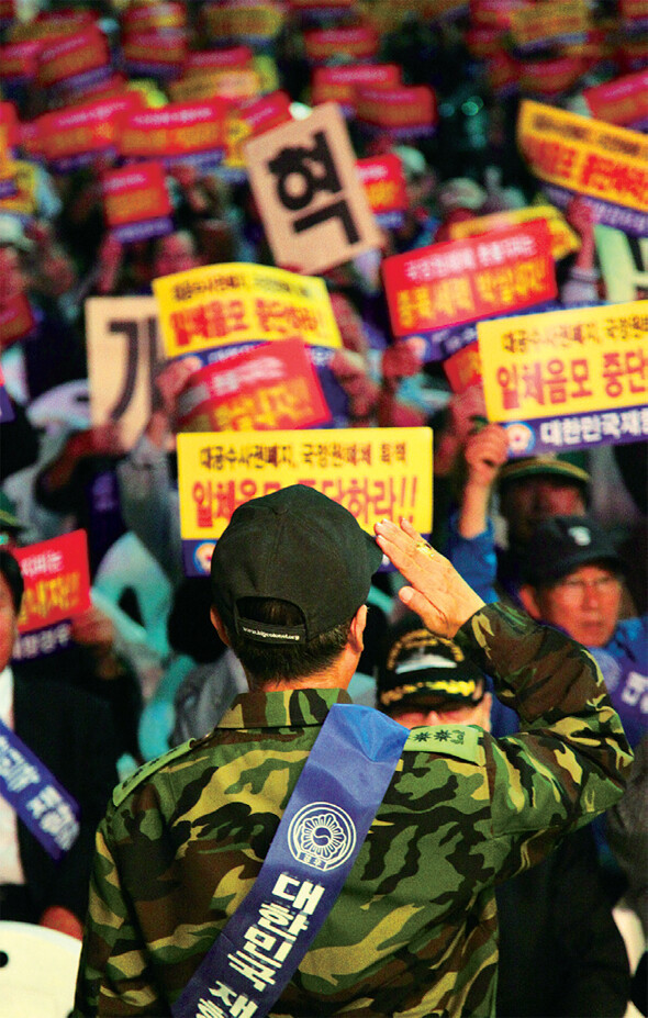 집회가 끝난 뒤 의자를 치우며 뒷정리를 도와주는 경찰. 11월9일 서울시청 앞.