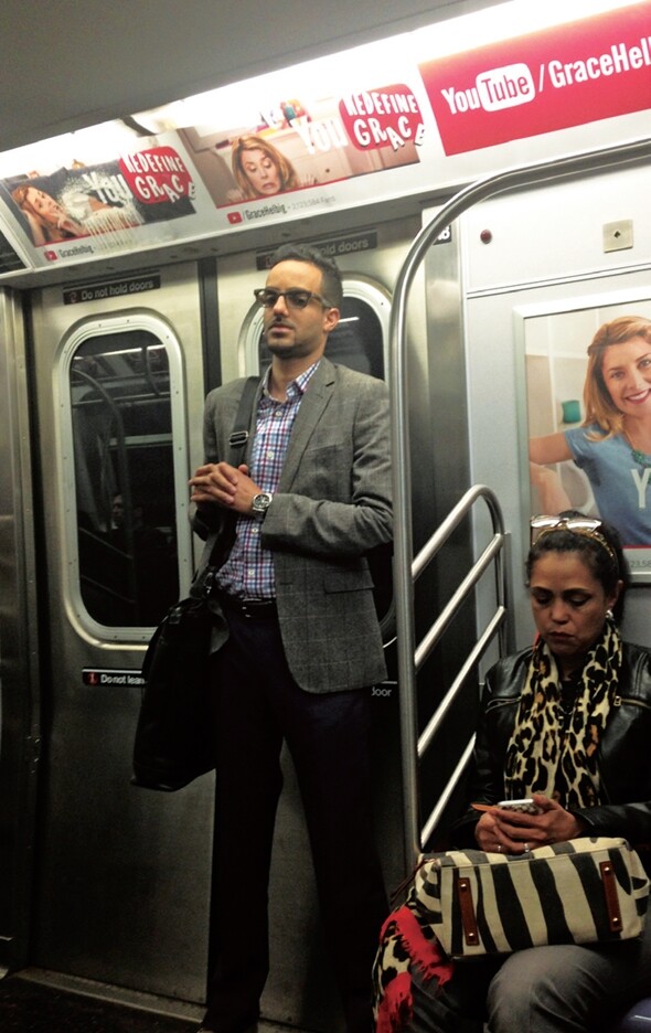 미국 뉴욕 지하철 내부에 붙어 있는 유튜브 크리에이터 그레이스 헬빅의 광고는 유튜브가 광고비를 지원하고 있다.