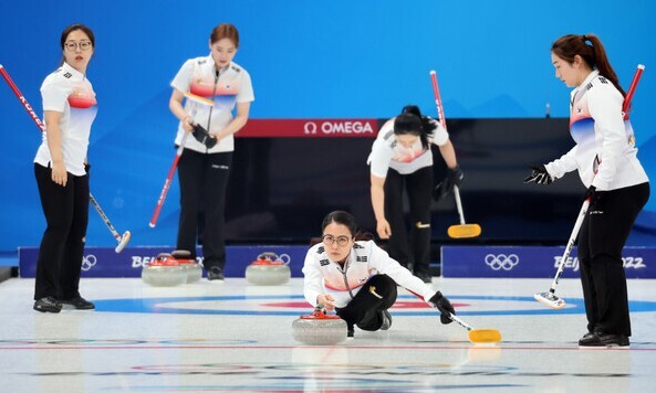 'Team Kim', a female curling team during the 2022 Beijing Winter Olympics, is training ahead of the Olympics. Yonhap News