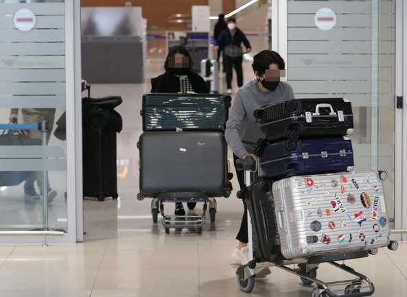 South Koreans arrive at Incheon International Airport from Paris on Mar. 18. (Park Jong-shik, staff photographer)