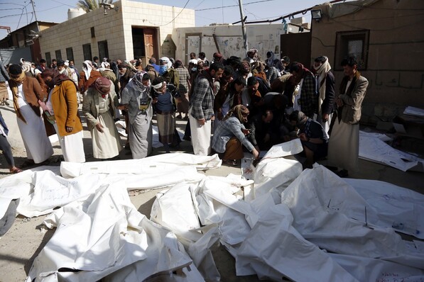 사우디, 예멘 교도소 공습…적어도 82명 사망