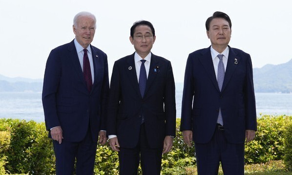 President Joe Biden of the US stands for a photo with Prime Minister Fumio Kishida of Japan and President Yoon Suk-yeol of South Korea ahead of their trilateral summit in Hiroshima on May 21 on the sidelines of the Group of Seven summit there. (Yonhap)