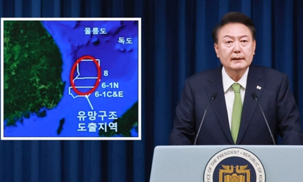 윤석열 대통령이 지난해 6월 3일 오전 서울 용산 대통령실 청사 브리핑실에서 열린 국정브리핑에 참석해 동해 석유·가스 매장과 관련해 설명하고 있다. 연합뉴스