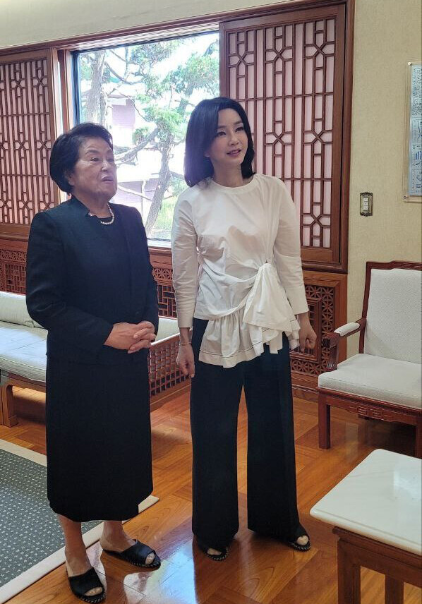 Kim Keon-hee (right) speaks with Lee Soon-ja while at Lee’s home in Seoul’s Yeonhui neighborhood on June 16. (provided by the presidential office)