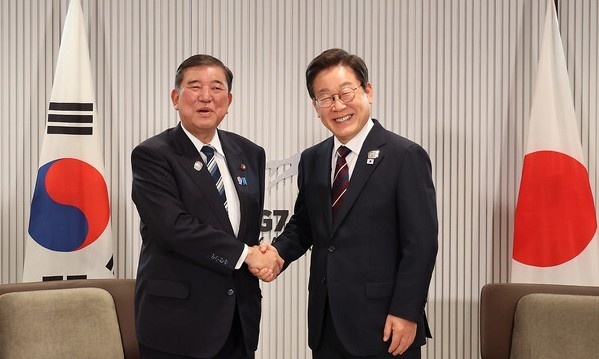 Le président Lee Jae -Myung et le Premier ministre japonais Shigeru Isiva servent la main au sommet de la Corée -japan tenue au sommet du sommet du G7 dans 7 grands pays en Alberta, au Canada, le 17 (heure locale).