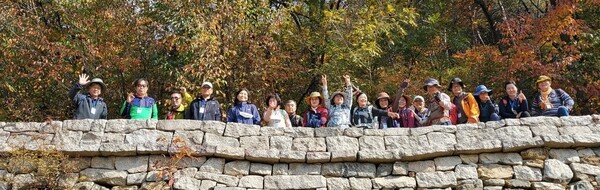 The Forest and Culture Research Association held its 156th 'visiting a beautiful forest' last October.  Provided by the Forest and Culture Research Association.