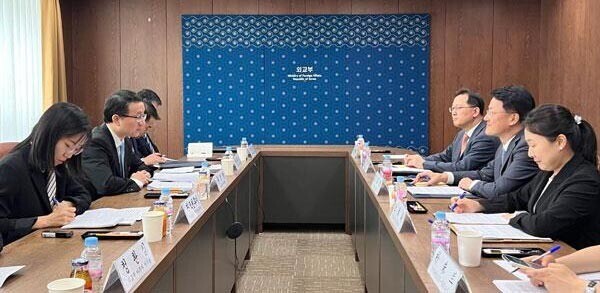 Choi Yong-jun, the director of the South Korean Foreign Ministry’s Northeast Asian affairs bureau, speaks with his Chinese counterpart, Liu Jinsong, at the Ministry of Foreign Affairs in Seoul on May 22. (Yonhap)