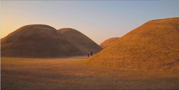 The protagonist in the drama “One Day Off” travels across Korea to places like Gunsan and Busan, and Gyeongju’s Daereungwon Tomb complex, seen here, making it a hot spot for photos. (courtesy of Wavve)
