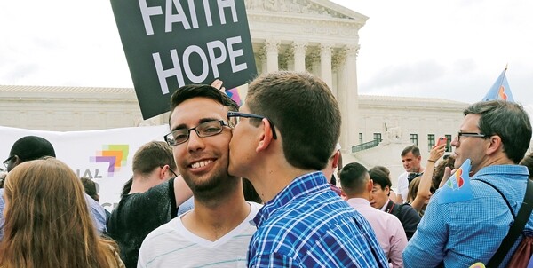 미국 연방대법원은 지난 6월26일(현지시각) 동성결혼을 헌법으로 보호할 필요가 있다고 판결했다. 이날 연방대법원 건물 밖에서 축하 인사를 나누는 동성애자 권리 지지자들. REUTERS