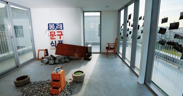 서울 만리동 공공주택 옥상 공용공간에 있는 설치작품 . 창 밖으로 만리동 전망이 한눈에 들어온다.