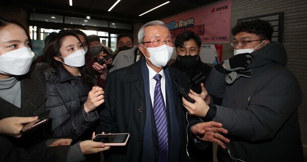 Kim Chong-in, the general chair of the People Power Party’s election committee, takes questions from reporters while entering the party’s headquarters in Yeouido, Seoul, on Tuesday. (pool photo)