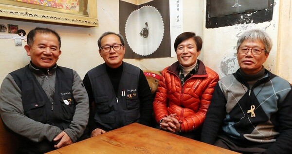 Members of the Cort Guitar Workers’ Band talk about their 10th anniversary during an interview with the Hankyoreh at a coffeseshop in the Hondae area of Seoul on Dec. 10. From left are Bang jong-woon (leader of the Cort labor union)