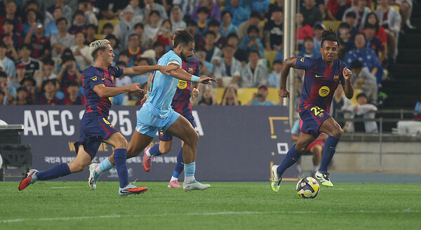 Daegu FC's Sejingya is breaking through the opponent's defense in the match against FC Barcelona at Daegu Stadium on the 4th. Yonhap News