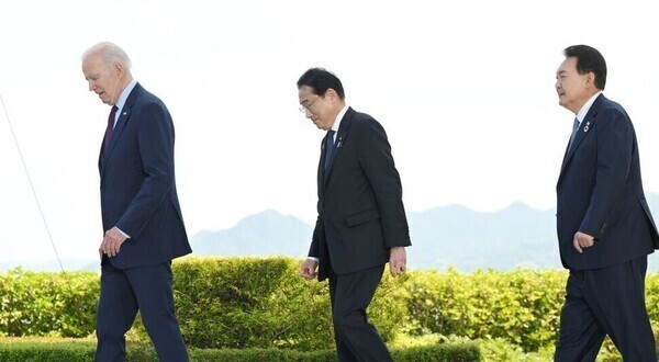 US President Joe Biden, Japanese Prime Minister Fumio Kishida, and South Korean President Yoon Suk-yeol head into a trilateral summit in Hiroshima on May 21 on the sidelines of the Group of Seven summit in the Japanese city. (Yonhap)