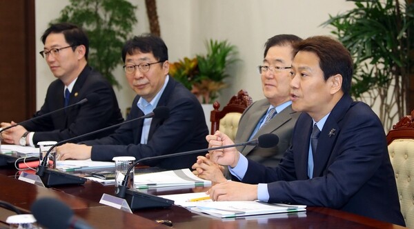 Blue House chief of staff Im Jong-seok chairs an inaugural meeting of the inter-Korean summit preparatory committee at the Blue House on Mar. 16.