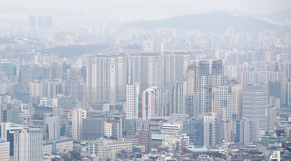 A haze blankets the view of Seoul apartments as seen from Namsan Mountain on Dec. 2. (Yonhap News)