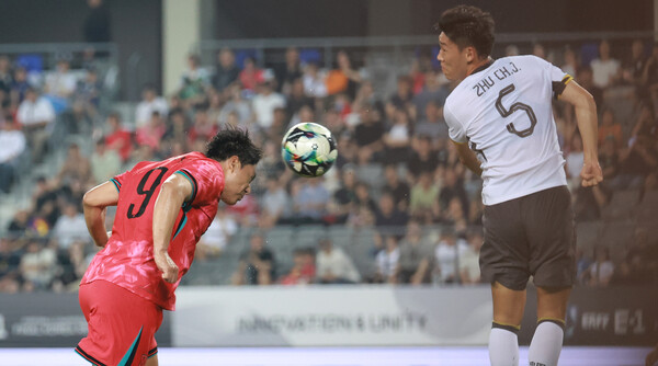 Residents are scoring their heads in the 2025 East Asian Football Federation (EAFF) E-1 Championship in Yongin Mirstadium, Gyeonggi-do. Yonhap News