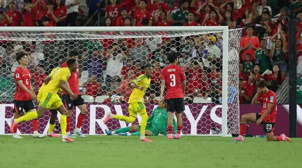 [World Cup] Frustrating defeat to South Africa leaves Korea’s fate up in the air