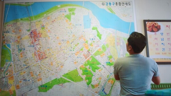 A comprehensive map of Gangdong District in Seoul hangs on the wall of the fried chicken restaurant run by Jang Ju-won in the drama “Moving.” (still from “Moving”)