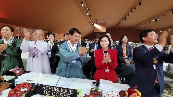 Choi Eung-chon, the head of Korea’s Cultural Heritage Administration, and Park Sang-mee, Korea’s ambassador to UNESCO, celebrate talchum being added to the Representative List of the Intangible Cultural Heritage of Humanity on Nov. 30. (courtesy of the CHA)