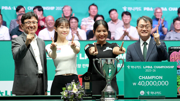 Throng Piaby and the runner -up Kim Bo -ra are taking a commemorative photo after the finals of the professional billiards season, which was held on the 6th. PBA provided