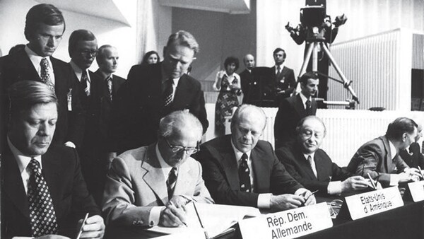 지금으로부터 40년 전인 1975년 7월31일, 8월1일 핀란드 헬싱키에서 유럽안보협력회의가 열렸다. 이때 동서 양 진영의 33개 나라 정상들은 ‘최종의정서’ 체결을 통해 ‘인권 존중’과 ‘국경 및 체제 존중’을 맞바꾸는 헬싱키 정신을 선언하고 제도화했다. 위키피디아