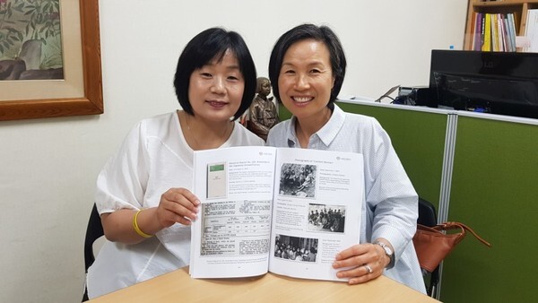Jeongdaehyeop President Yoon Mi-hyang (left) and Education for Social Justice Foundation President Sohn Sung-suk (right) pose together with a teaching guide concerning sexual slavery under the Japanese imperial army. (Hwang Geum-bi