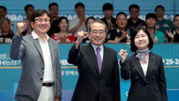 Lee Min-kyung, CEO of NH Nonghyup Card (right), is announcing the opening of the 3rd solo exhibition 'NH NH Card NH Nonghyup Card PBA-LPBA Charity Championship'. PBA provided