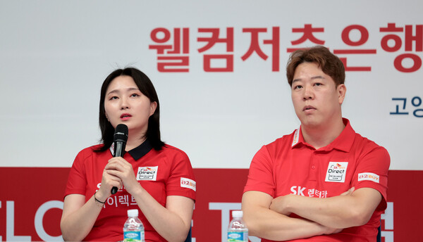 Kang Ji -eun and Kang Dong -gung of SK Rent -A -Car are on the 2025-2026 PBA Team League Media Day on the 21st. PBA provided