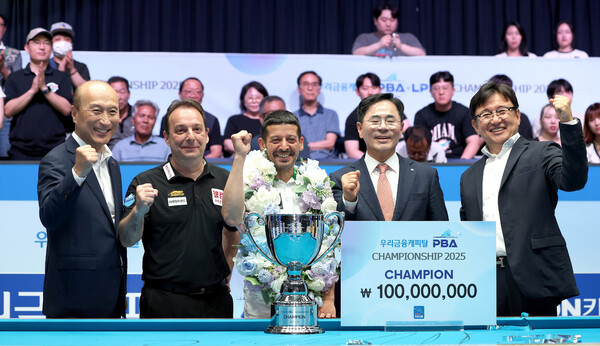 Murat Naji Choklu has won a commemorative photo with runner -up Daniel Sanchez after winning the Korean Financial Capital Championship. PBA provided
