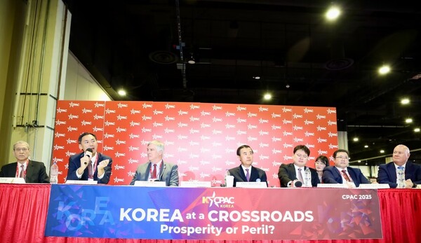 지난 2월 보수정치행동회의(CPAC) 행사에서 ‘부정선거론자’인 모스 탄 미 리버티대 교수가 발언하고 있다. 맨 왼쪽이 고든 창 변호사. 한국보수주의연합 누리집 갈무리