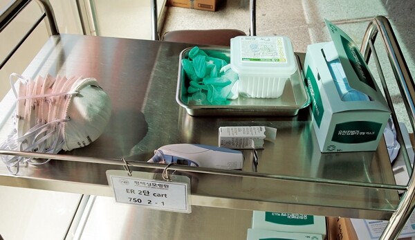 ‘메르스 감염의 진원지’로 5월29일 휴원한 평택성모병원 현관 입구에 마스크와 귀 체온계 등이 놓여 있다.