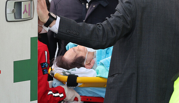 Lee Jae-myung, the leader of South Korea’s top opposition Democratic Party, is taken to Seoul National University Hospital on Jan. 2 after being stabbed in the neck by an assailant while on a visit to Busan. (Yonhap)