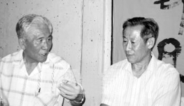 리영희(왼쪽) 교수는 1960년대 님 웨일스의 <아리랑> 일본어판을 입수해 국내에 가장 먼저 김산의 존재를 알렸고