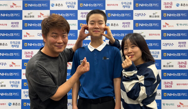 Kim Young-won's parents are smiling happily as they touch their proud son's cheek. Provided by PBA