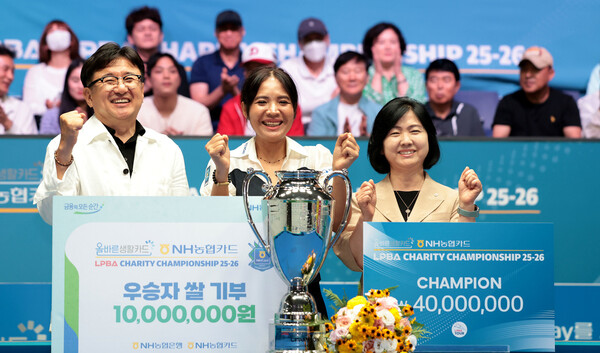 After winning the professional billiards 2025 ~ 2026 on the 10th, Srong Piaby won the winning prize of 40 million won from Lee Min -kyung, a representative of NH Nonghyup. PBA provided