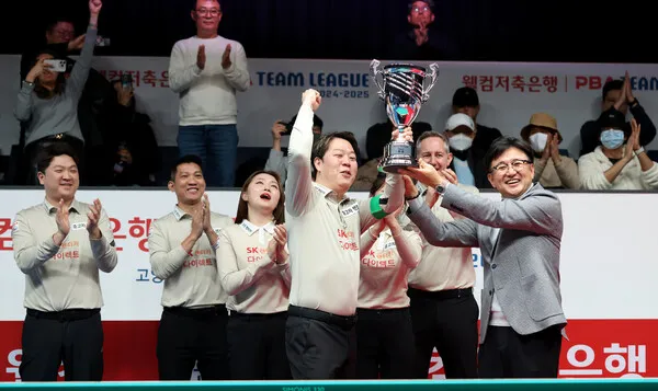 강동궁 등 SK렌터카 선수들이 15일 열린 PBA 팀리그 5라운드 시상식에서 환호하고 있다. PBA 제공