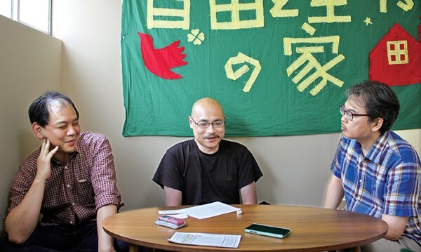 ‘자유와 생존의 집’ 운영자인 기쿠치 겐(왼쪽부터), 에베 가즈히데와 마을 만들기 전문가 강내영씨가 이야기를 나누고 있다.