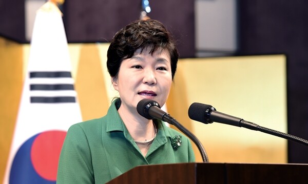 박근혜 대통령은 한-일 국교 정상화 기념 축사에서 “과거사의 무거운 짐을 내려놓자”고 했다. 지난 6월22일 서울 웨스틴조선호텔에서 열린 한-일 국교 정상화 50주년 기념식에서 축사를 하고 있는 박 대통령. 청와대사진기자단