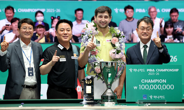 David Martinez and Cho Jae -ho are listening to a finger with Sung Young -soo Hana Card CEO (right) and Kim Young -jin PBA executive at the 2025 ~ 2026 Pro Billiards Card Championship Awards on the 7th. PBA provided