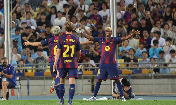 FC Barcelona's Ramin Yamal (right) helps the first goal in a friendly match with Daegu FC in Daegu Stadium on the 4th, and is opening up to hug with Gabby. Yonhap News