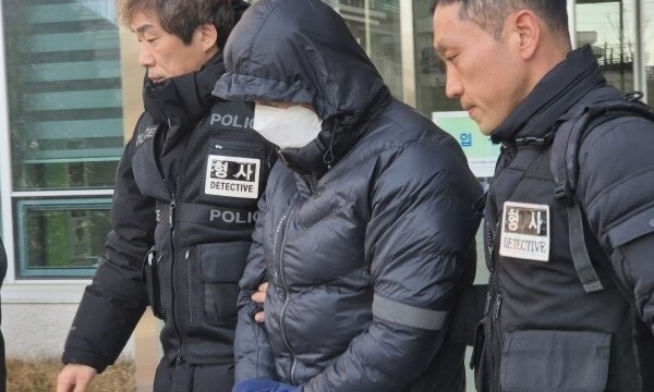 환경미화원들에게 이른바 ‘계엄령 놀이’를 해 직장 내 갑질과 괴롭힘을 한 혐의를 받는 양양군 공무원이 구속 전 피의자 심문(영장실질심사)을 마치고 나오는 모습. 연합뉴스